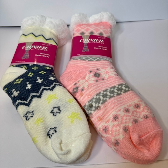 NWT. Carnival Fashion - 2 pairs Women’s Sherpa Socks - Picture 1 of 11